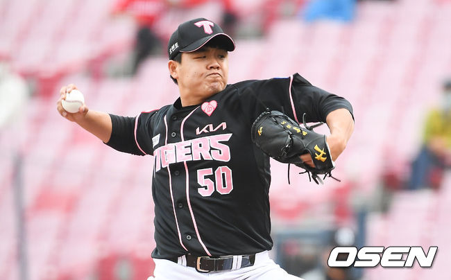 25일 광주기아챔피언스필드에서 '2021 신한은행 SOL KBO 리그' KIA 타이거즈와 삼성 라이온즈의 경기가 진행됐다.8회초 KIA 장현식 투수가 역투하고 있다. / soul1014@osen.co.kr
