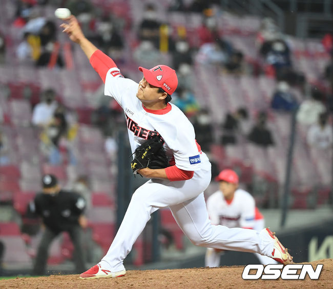 8일 광주-기아 챔피언스필드에서 ‘2021 신한은행 SOL KBO 리그’ KIA 타이거즈와 두산 베어스의 경기가 열렸다.7회초 1사 KIA 장현식이 역투하고 있다. /youngrae@osen.co.kr