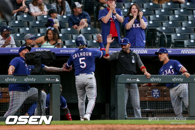 [사진] 윌리 칼훈이 3회 득점 후 크리스 우드워드 감독과 하이파이브를 하고 있다. 2021.06.03 ⓒGettyimages(무단전재 및 재배포 금지)