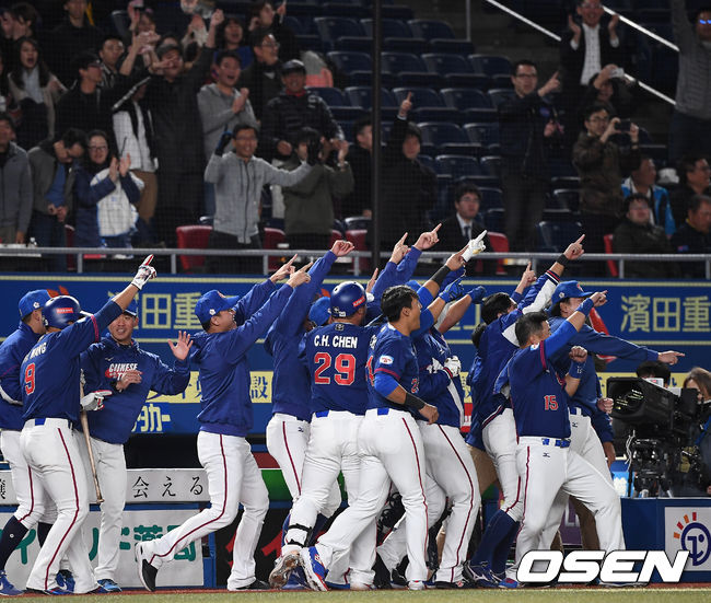 일본 지바현 ZOZO마린 스타디움에서 '2019 세계야구소프트볼연맹(WBSC) 프리미어12' 슈퍼라운드 한국과 대만의 경기가 열렸다. 7회초 2사 1,2루에서 대만 첸진시우가 좌중월 스리런 홈런을 치고 더그아웃에서 동료들과 환호하고 있다. /youngrae@osen.co.kr