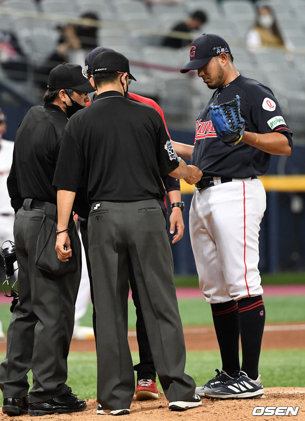 2일 오후 서울 고척스카이돔에서 ’2021 신한은행 SOL KBO 리그' 키움 히어로즈와 롯데 자이언츠의 경기가 열렸다.4회말 마운드를 방문한 심판진이 롯데 프랑코의 유니폼에 이물질을 확안하고 있다. 2021.06.02 /sunday@osen.co.kr