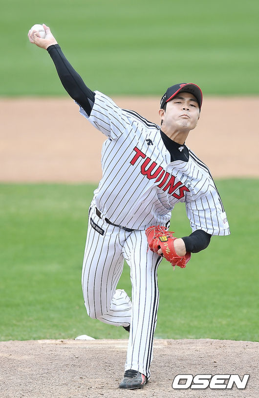 9회초 마운드에 오른 LG 백승현이 힘차게 공을 뿌리고 있다./rumi@osen.co.kr