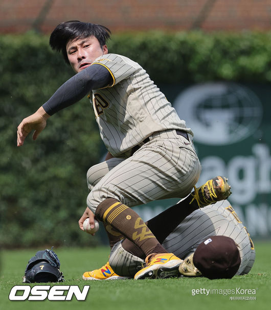 [사진] 토미 팸과 충돌 후 쓰러진 김하성이 떨어진 공을 찾아 송구하고 있다. 2021.06.03 ⓒGettyimages(무단전재 및 재배포 금지)