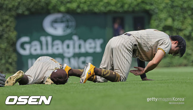 [사진] 김하성(오른쪽)이 토미 팸과 부딪쳐 쓰러지고 있다. 2021.06.03 ⓒGettyimages(무단전재 및 재배포 금지)