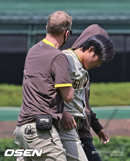 [사진] 토미 팸과 충돌한 김하성이 트레이너들의 부축을 받아 그라운드를 빠져나가고 있다. 2021.06.03 ⓒGettyimages(무단전재 및 재배포 금지)