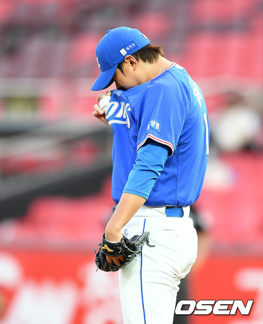 18일 오후 수원 kt위즈파크에서 열린 '2017 타이어뱅크 KBO리그' kt 위즈와 삼성 라이온즈의 경기, 1회말 삼성 윤성환이 투구를 준비하고 있다. /jpnews@osen.co.kr