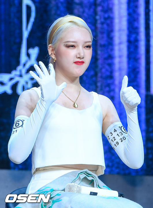 13일 오후 서울 광진구 광장동 예스24라이브홀에서 걸그룹 여자친구 미니앨범 '回:Song of the Sirens' 쇼케이스가 진행됐다.'回:Song of the Sirens'은 지난 2월 발매된 '回:LABYRINTH'에 이은 회(回) 시리즈의 두 번째 이야기로, 유혹 앞에 흔들리는 소녀의 이야기를 담았다.타이틀곡 'Apple'은 레트로가 가미된 트렌디한 리드 사운드를 기반으로, 세이렌의 노랫소리를 연상케 하는 보컬 찹(Vocal Chops)이 절묘하게 어우러진 팝 장르의 곡이다.여자친구 예린이 포즈를 취하고 있다. / soul1014@osen.co.kr