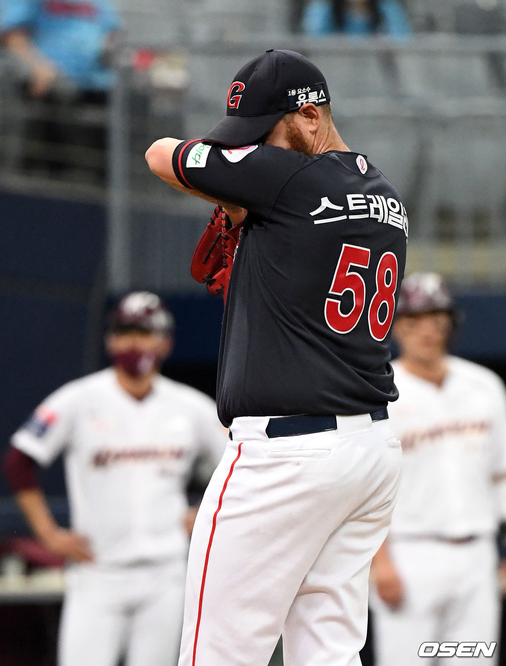 1회말 1사 만루에서 키움 김웅빈에게 우전 2타점 적시 2루타를 허용한 롯데 스트레일리가 아쉬운 표정을 짓고 있다. 2021.06.03 /sunday@osen.co.kr