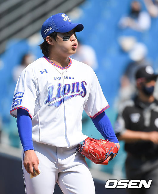 19일 대구삼성라이온즈파크에서 ‘2021 신한은행 SOL KBO리그’ 삼성 라이온즈와 키움 히어로즈가 진행됐다.4회초 이닝종료 후 삼성 원태인 선발투수가 더그아웃으로 들어가고 있다. / soul1014@osen.co.kr