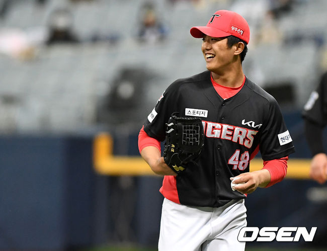 3회말 키움 공격을 무실점으로 막아낸 KIA 선발 이의리가 더그아웃으로 향하며 미소짓고 있다. / dreamer@osen.co.kr