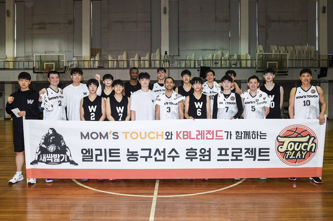 [사진] ‘새싹밟기2’에 참가 중인 KBL(한국프로농구) 레전드들이 이번엔 ‘전국 4강’ 휘문고등학교 후배들을 만났다. ‘무패 행진’을 벌이던 형들에게도 이번 상대 역시 만만치 않다. / H ENT 제공