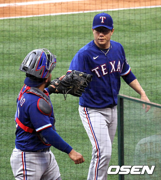 [OSEN=애너하임, 이사부 통신원]1회 수비를 마치고 양현종이 더그아웃으로 향하며 트레비노와 주먹을 맞대고 있다. /lsboo@osen.co.kr