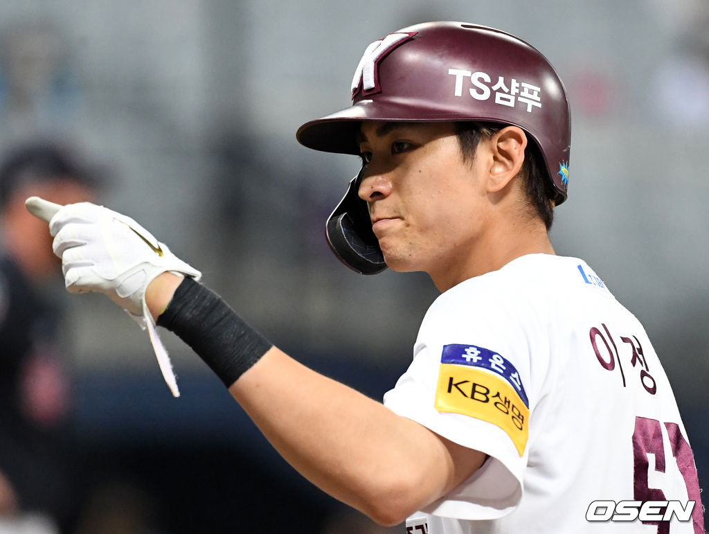 3일 오후 서울 고척스카이돔에서 ’2021 신한은행 SOL KBO 리그' 키움 히어로즈와 롯데 자이언츠의 경기가 열렸다.4회말 2사 3루에서 키움 이정후가 중전 적시타를 치고 환호하고 있다. 2021.06.03 /sunday@osen.co.kr