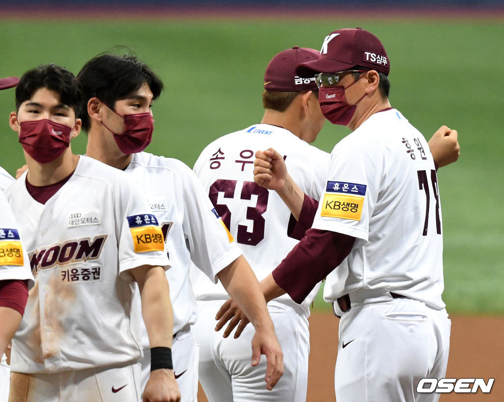 키움은 3일 서울 고척스카이돔에서 열린 ‘2021 신한은행 SOL KBO리그’ 롯데 자이언츠와의 홈경기에서 9-4로 승리했다. 이날 승리로 키움은 3연패를 끊었다. 팀 승률도 5할(25승 25패)을 회복했다.경기 종료 후 키움 홍원기 감독이 선수들과 승리의 기쁨을 나누고 있다. 2021.06.03 /sunday@osen.co.kr