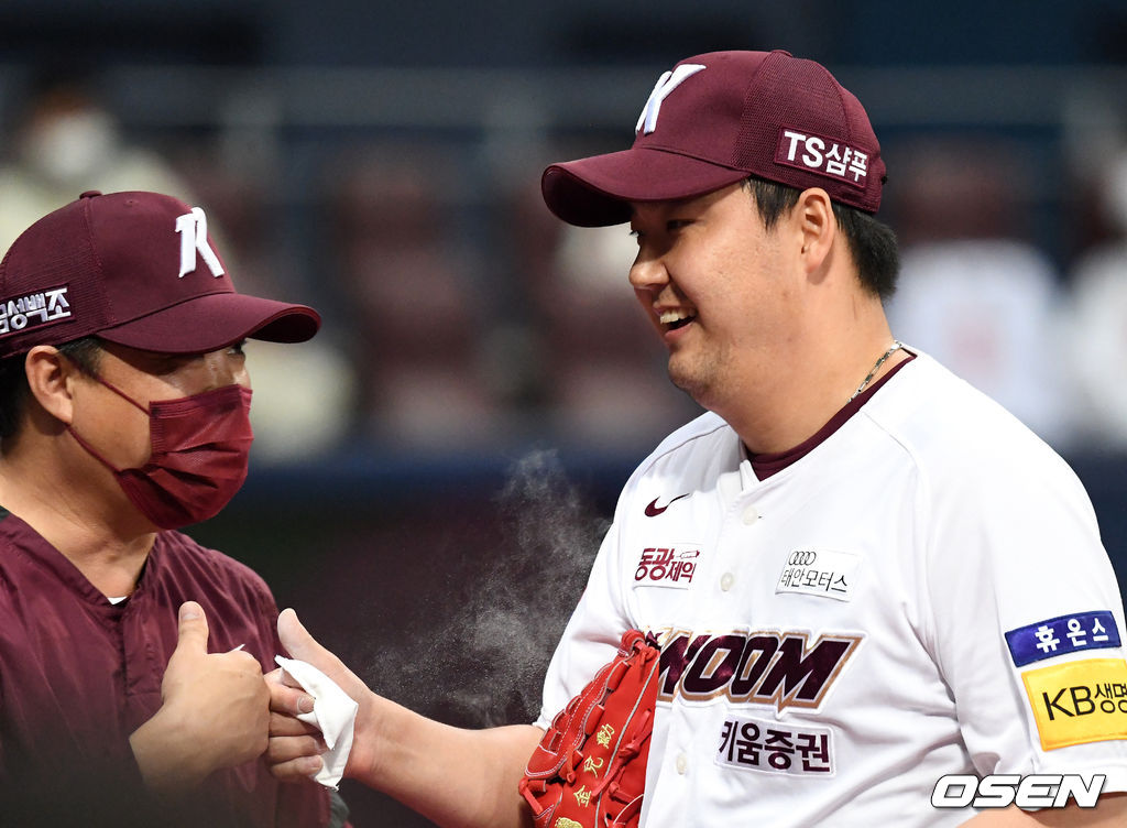 6회초 2사 만루에서 키움 김태훈이 롯데 강로한을 삼진으로 처리하고 더그아웃으로 가며 송신영 코치와 하이파이브를 하고 있다. 2021.06.03 /sunday@osen.co.kr