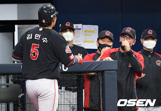 4회초 2사 2루에서 롯데 김민수가 좌월 투런 홈런을 치고 더그아웃에서 서튼 감독의 축하를 받고 있다. 2021.06.02 /sunday@osen.co.kr