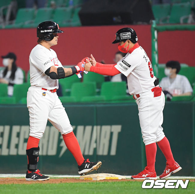 1일 오후 인천 SSG랜더스필드에서 2021 신한은행 SOL KBO리그 SSG 랜더스와 삼성 라이온즈의 경기가 진행됐다.9회말 SSG 선두타자 추신수가 안타를 날리고 조동화 1루 코치와 하이파이브를 하고 있다.. 21.06.01 / soul1014@osen.co.kr