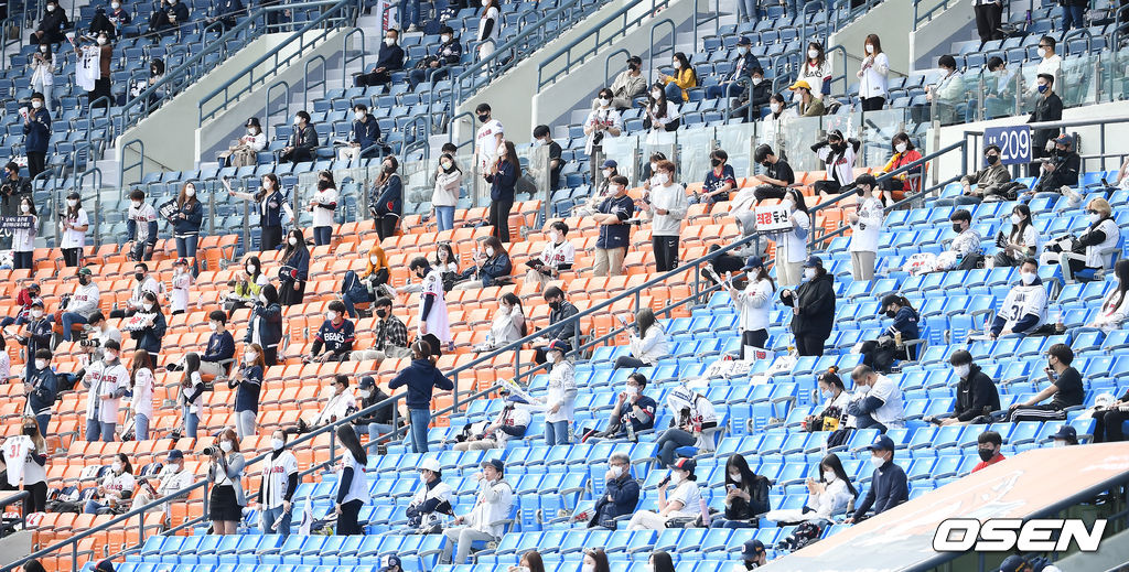 팬들이 관중석 거리두기를 실천하며 경기를 관전하고 있다. /youngrae@osen.co.kr