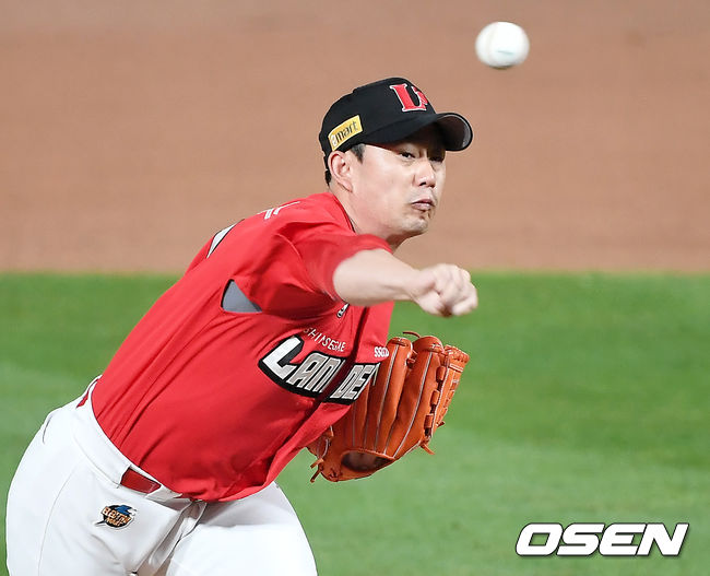 KT 위즈가 SSG 랜더스의 질주를 막았다. KT는 27일 수원KT위즈파크에서 열린 ‘2021 신한은행 SOL KBO리그’ SSG와 시즌 5차전에서 연장 10회 승부 끝에 6-5 승리를 거뒀다. 전날(26일) 연장 12회 접전 끝에 5-9로 패한 KT는 2연패 탈출 성공. 7연승을 노리던 SSG의 기세를 꺾었다.연장 10회말 SSG 김상수가 역투하고 있다. 2021.05.27 /youngrae@osen.co.kr