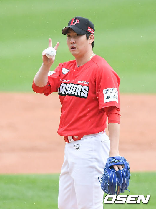 1일 오후 서울 잠실구장에서 2021 신한은행 SOL KBO리그 두산 베어스와 SSG 랜더스의 경기가 진행됐다. 1회말 SSG 선발투수 문승원이 이흥련 포수에게 사인을 보내고 있다.  / soul1014@osen.co.kr