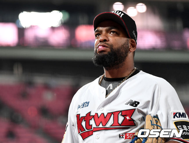 6회초 두산 공격을 무실점으로 막아낸 KT 선발 데스파이네가 더그아웃으로 향하고 있다. / dreamer@osen.co.kr