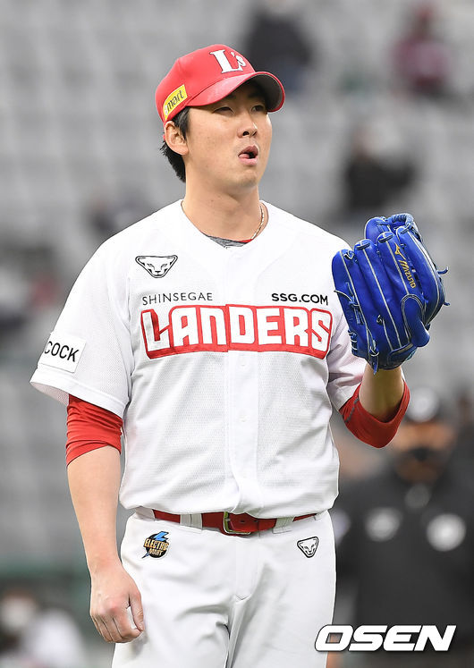 4회초 SSG 선발 문승원이 마운드 위에서 힘겨운 표정을 짓고 있다./ rumi@osen.co.kr