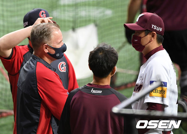경기에 앞서 롯데 서튼 감독과 키움 홍원기 감독이 만나 인사를 나누고 있다. /sunday@osen.co.kr