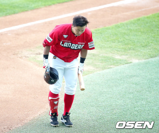 4일 서울 잠실야구장에서 ‘2021 신한은행 SOL KBO 리그’ 두산 베어스와 SSG 랜더스의 경기가 열렸다.1회초 1회초 2사 1,2루 SSG 최주환이 타석에서 들어서기전 팬들에게 인사를 하고 있다. 2021.06.04/ youngrae@osen.co.kr