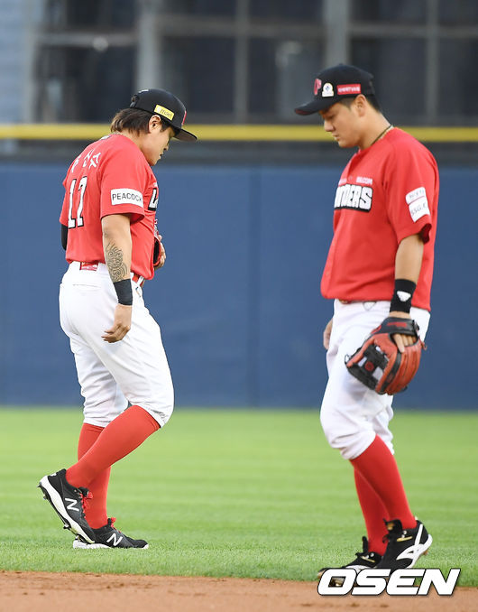 4일 서울 잠실야구장에서 ‘2021 신한은행 SOL KBO 리그’ 두산 베어스와 SSG 랜더스의 경기가 열렸다.2회말 1사 3루 SSG 추신수가 두산 김재호의 뜬공때 타구를 잡았다 놓쳐 실점을 한 뒤 아쉬워하고 있다. 2021.06.04/ youngrae@osen.co.kr