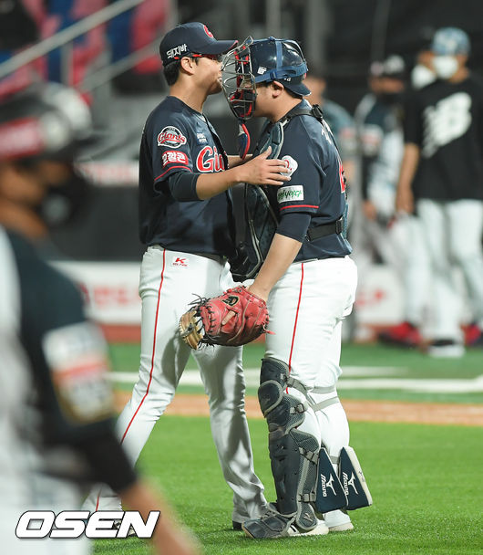 완봉승 거둔 롯데 선발투수 박세웅이 김준태 포수와 포옹을 하고 있다. 21.06.04 / soul1014@osen.co.kr