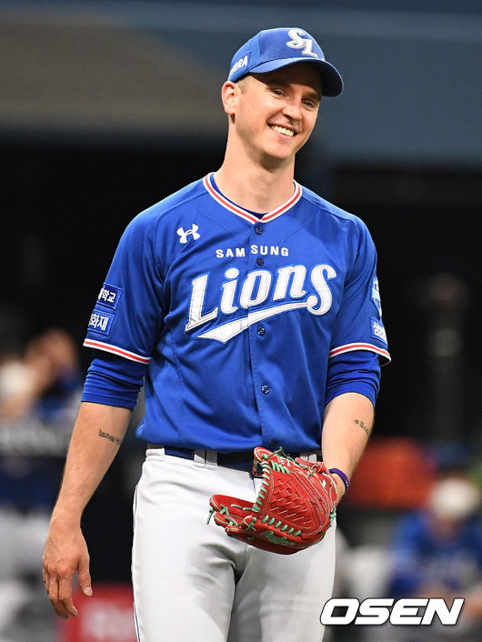 3회말 무사 선두타자로 나선 키움 김혜성을 1루수 땅볼로 이끈 삼성 선발 뷰캐넌이 미소짓고 있다. 2021.06.04 / dreamer@osen.co.kr