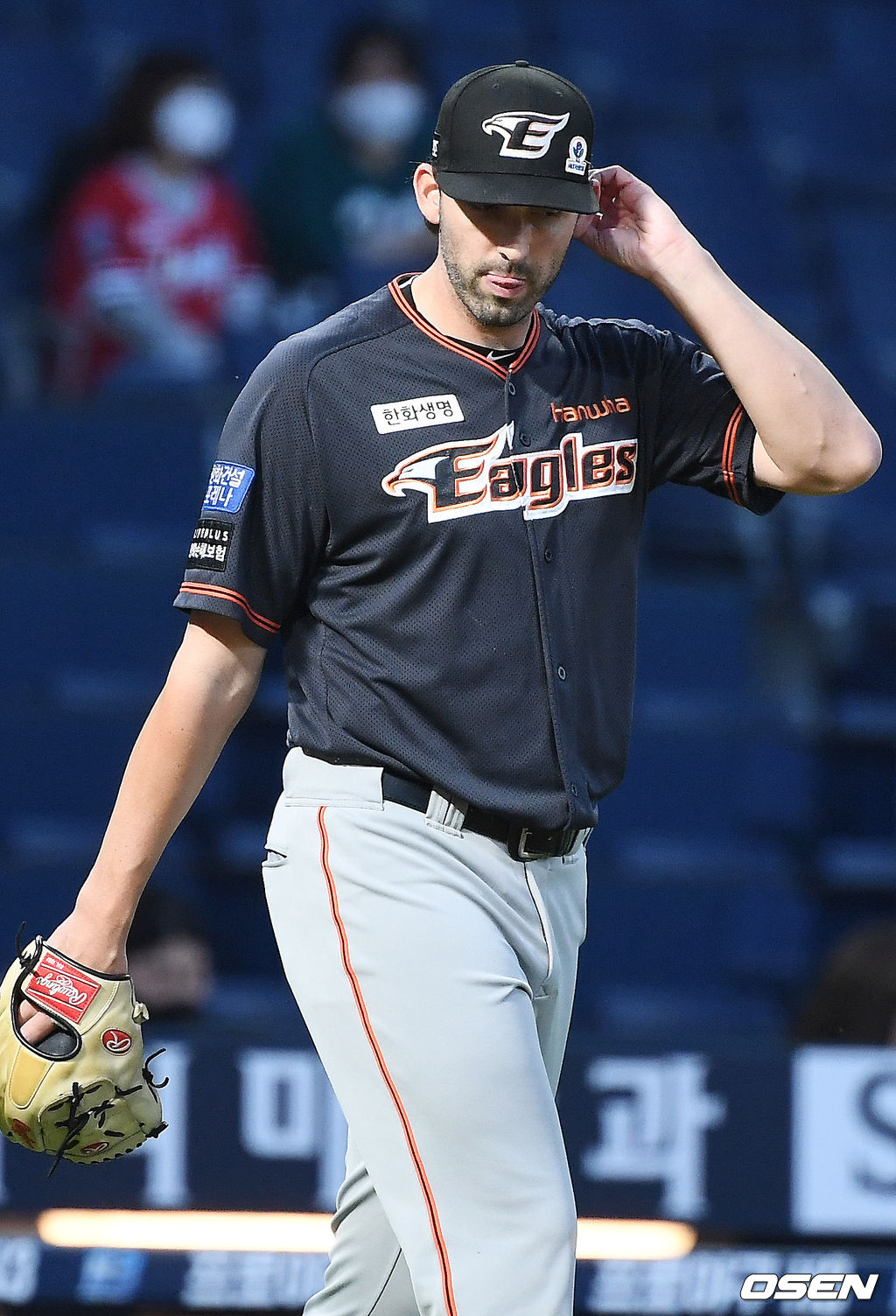 2회말 무사 주자 1,2루 NC 박석민이 투수 앞 희생번트때 한화 선발 카펜터가 1루 송구 실책을 범한 후 아쉬워하고 있다. 2021.06.04 /rumi@osen.co.kr