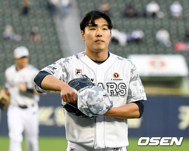 4일 서울 잠실야구장에서 ‘2021 신한은행 SOL KBO 리그’ 두산 베어스와 SSG 랜더스의 경기가 열렸다.3회초 2사 만루 두산 최원준이 이닝을 마친 뒤 더그아웃으로 들어오고 있다. 2021.06.04/ youngrae@osen.co.kr