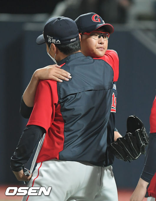 완봉승 거둔 롯데 선발투수 박세웅이 이용훈 투수 코치와 포옹을 하고 있다. 21.06.04 / soul1014@osen.co.kr