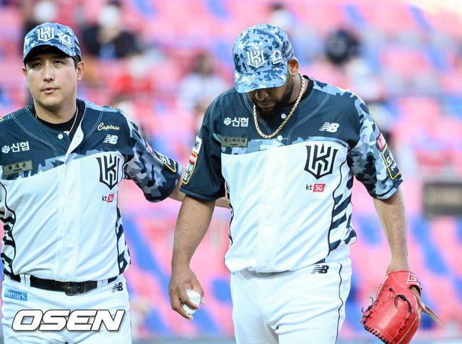 1회초 이닝종료 후 황재균 3루수가 선발투수 데스파이네를 다독이고 있다. 21.06.04 / soul1014@osen.co.kr