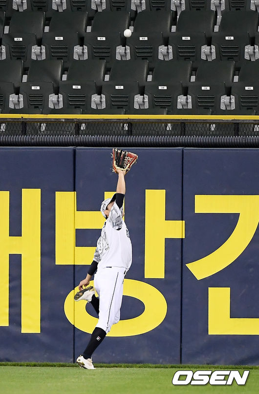 4일 서울 잠실야구장에서 ‘2021 신한은행 SOL KBO 리그’ 두산 베어스와 SSG 랜더스의 경기가 열렸다.8회초 2사 1루 두산 정수빈이 SSG 최주환의 타구를 잡아내고 있다. 2021.06.04/ youngrae@osen.co.kr
