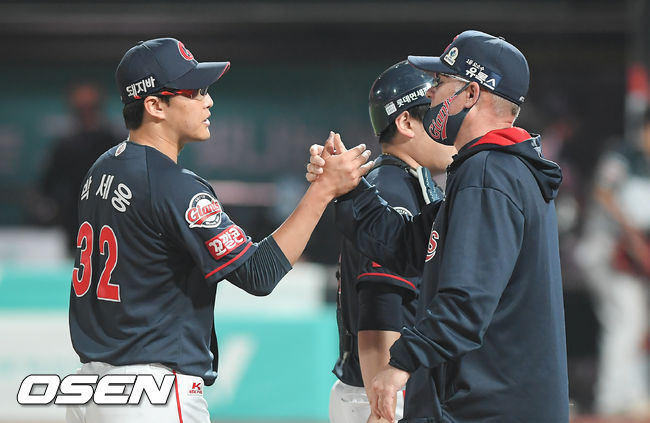 경기종료 후 데뷔 첫 완봉승 거둔 롯데 박세웅이 서튼 감독과 하이파이브를 하고 있다. 21.06.04 / soul1014@osen.co.kr