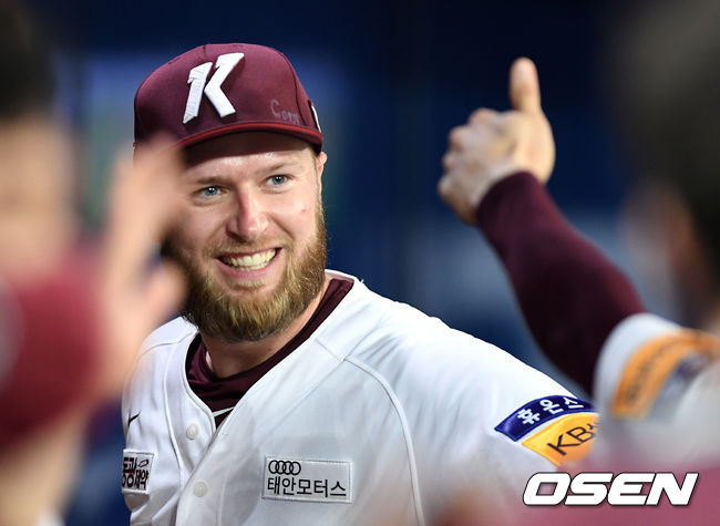 22일 오후 서울 고척스카이돔에서 ’2021 신한은행 SOL KBO 리그' 키움 히어로즈와 NC 다이노스의 경기가 열렸다.7회초 2사 1,2루에서 NC 이명기를 땅볼로 처리한 키움 요키기가 더그아웃에서 동료들의 축하를 받고 있다. /sunday@osen.co.kr