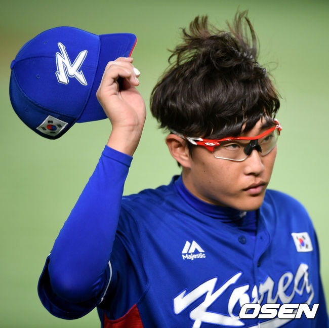 1회말 2사 1, 3루 상황 일본 우에바야시를 뜬공으로 이끌며 실점없이 이닝을 막아낸 한국 선발 박세웅이 더그아웃으로 향하고 있다. /spjj@osen.co.kr