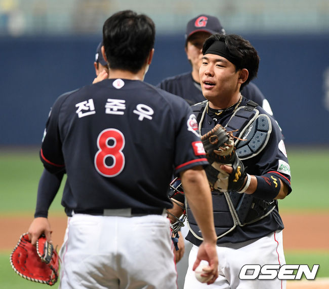 경기 종료 후 롯데 지시완이 동료들과 승리의 기쁨을 나누고 있다. 2021.06.01. /sunday@osen.co.kr