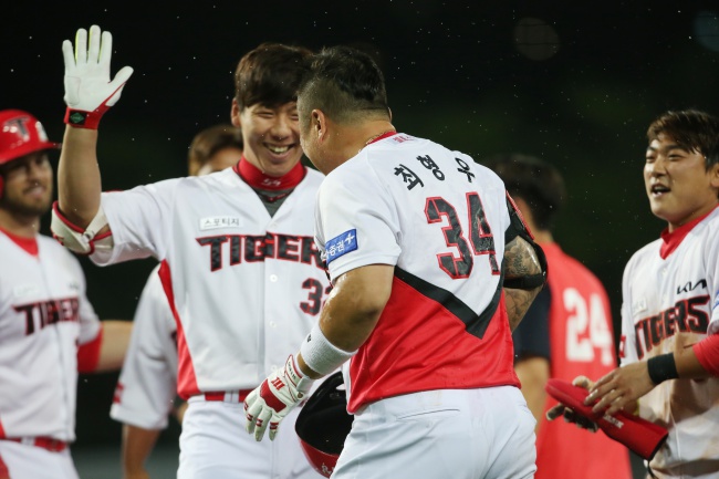 최형우가 지난 4일 LG 트윈스와의 광주경기에서 9회말 2사후 끝내기 안타를 날리고 후배 이정훈의 축하를 받고 있다./KIA 타이거즈 제공 
