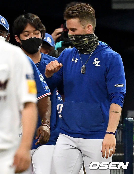 삼성이 키움 4연패 사슬을 끊었다. 삼성은 4일 고척 스카이돔에서 열린 원정 경기에서 에이스 데이비드 뷰캐넌의 완벽투와 타선의 집중력을 앞세워 키움을 6-3으로 제압했다. 지난 4월 3일 고척 경기 이후 키움 4연패 탈출. 승리 투수 삼성 뷰캐넌을 비롯한 선수들이 팬들에게 인사하기 위해 그라운드로 나서고 있다. 2021.06.04 / dreamer@osen.co.kr