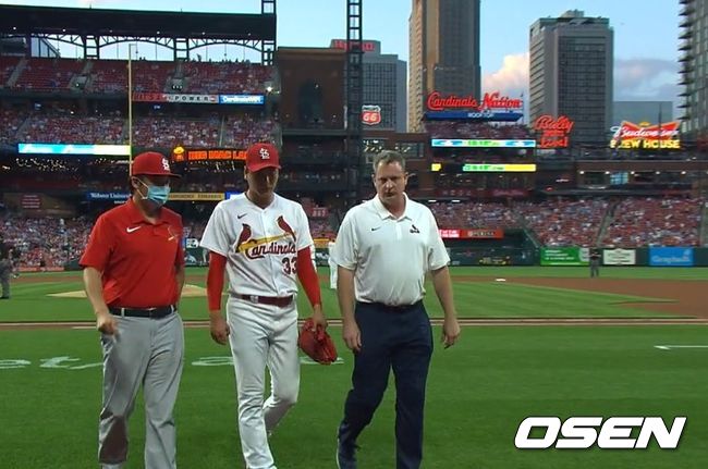 [사진] 세인트루이스의 김광현(가운데)이 5일(한국시간) 열린 신시내티와의 경기 4회 초가 시작하기 직전 허리 부분에 통증을 느끼고 트레이너와 함께 마운드를 내려오고 있다. <mlb.com 캡처>