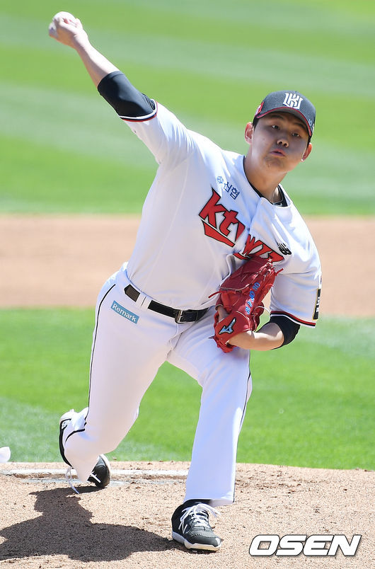 KT 선발 소형준이 마운드 위에서 힘차게 공을 뿌리고 있다./rumi@osen.co.kr