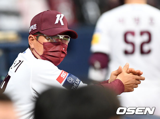 22일 오후 서울 고척스카이돔에서 ’2021 신한은행 SOL KBO 리그' 키움 히어로즈와 NC 다이노스의 경기가 열렸다.6회말 키움 홍원기 감독이 경기를 바라보고 있다. /sunday@osen.co.kr