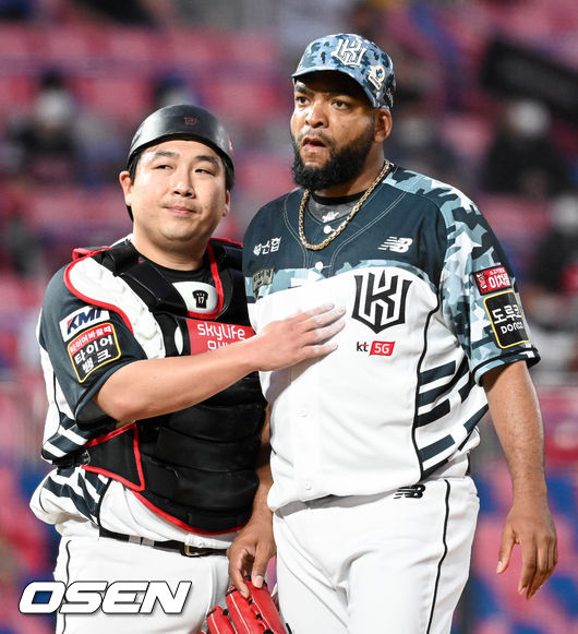 4회초 2사 1,3루 KT 선발투수 데스파이네가 강판되고 있다. 데스파이네는 이날 3.2이닝 5실점. 21.06.04 / soul1014@osen.co.kr