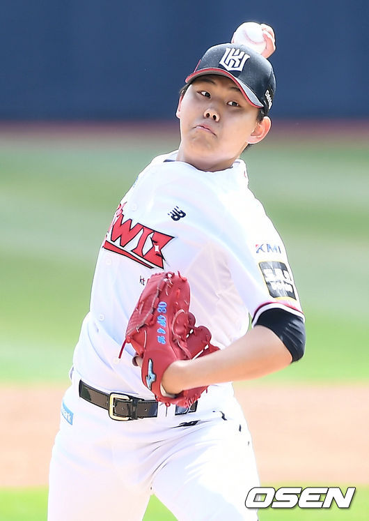4일 오후 경기도 수원시 수원kt위즈파크에서 ‘2021 신한은행 SOL KBO 리그’ KT 위즈와 한화 이글스의 경기가 열렸다.1회초 KT 선발 소형준이 마운드에 올라 힘차게 공을 뿌리고 있다./ksl0919@osen.co.kr