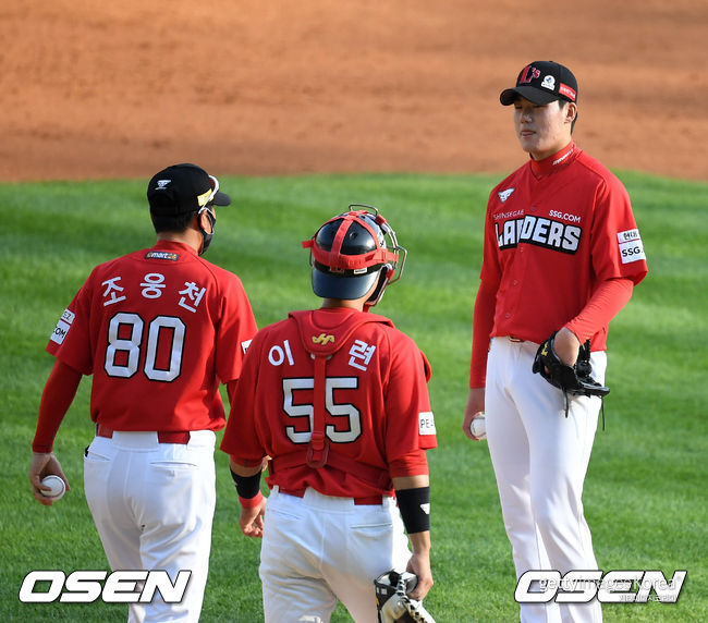 2회초 무사 1,2루에서 SSG 조웅천 코치가 마운드에 올라 양선률을 교체하고 있다. 2021.06.05 /jpnews@osen.co.kr