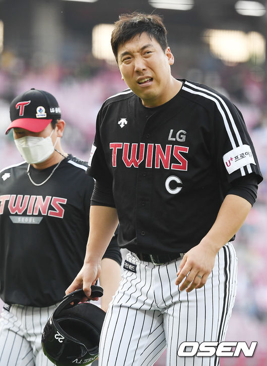 5일 오후 광주 KIA 챔피언스필드에서 ‘2021 신한은행 SOL KBO리그’ KIA 타이거즈와 LG 트윈스의 경기가 열렸다. 4회초 1사 주자 2루 LG 채은성 타석에서 2루 주자 김현수가 갑자기 교체를 요청해 교체되고 있다. 2021.06.05 / rumi@osen.co.kr