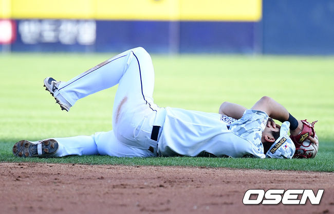 4회초 무사에서 두산 강승호가 SSG 고종욱의 2루땅볼에 불규칙 바운드로 타구에 얼굴을 맞고 괴로워하고 있다. 2021.06.05 /jpnews@osen.co.kr